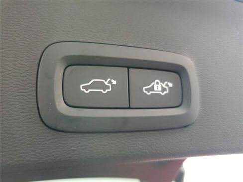 Certified 2025 Volvo XC40 B5 Plus AWD/4WD image 6