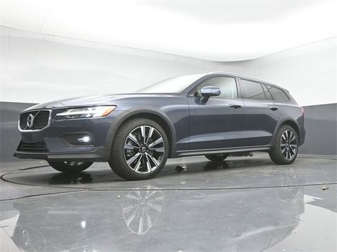 Used 2022 Volvo V60 T5 Cross Country w/ Advanced Package image 37