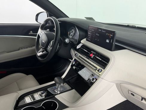Used 2025 Genesis G70 2.5T image 30