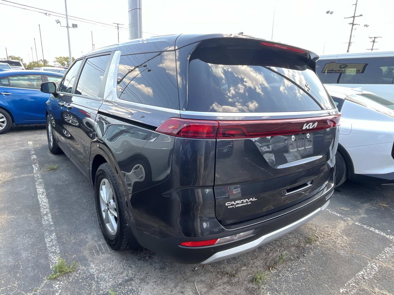 Used 2024 Kia Carnival LX FWD image 5