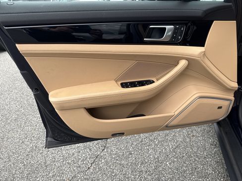 Used 2022 Porsche Panamera image 13