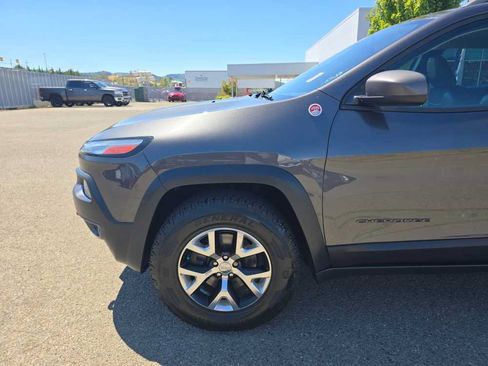 Used 2015 Jeep Cherokee Trailhawk AWD/4WD image 18