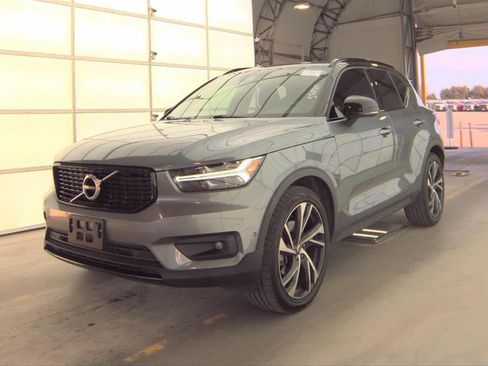 Used 2019 Volvo XC40 T4 R-Design image 2