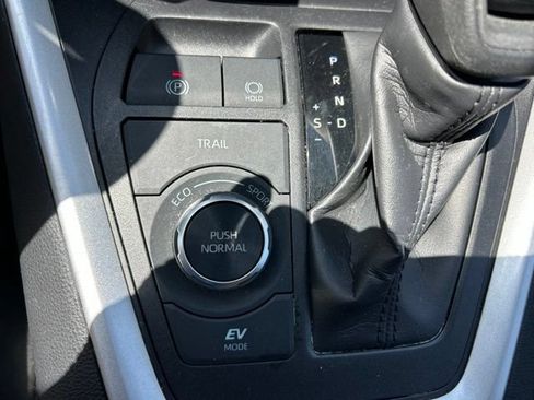 Used 2025 Toyota RAV4 XLE AWD/4WD image 17