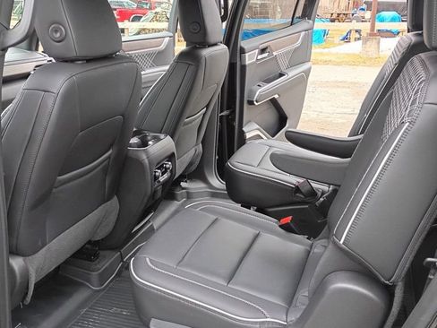 Used 2024 GMC Acadia Denali w/ Super Cruise Package image 17