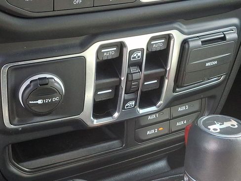 Used 2018 Jeep Wrangler Unlimited Sahara AWD/4WD image 15