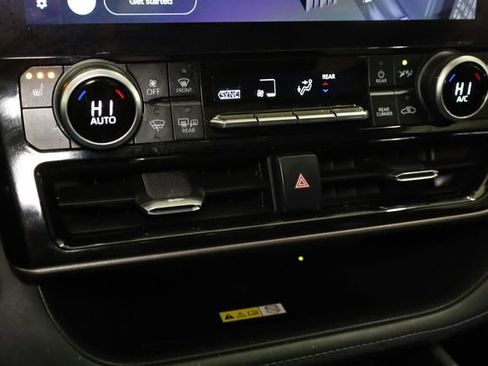 Used 2023 Toyota Highlander XLE image 23