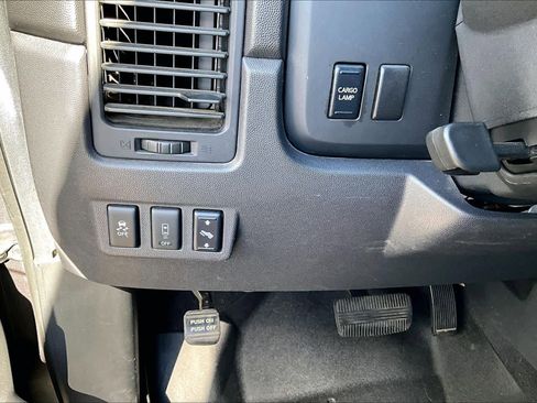 Used 2015 Nissan Titan SL image 31