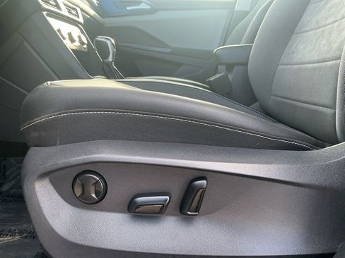 Used 2022 Volkswagen Taos SE w/ Panoramic Sunroof Package image 22