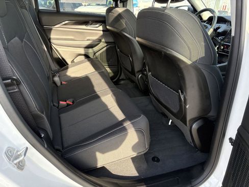 Used 2023 Jeep Grand Cherokee Laredo w/ Luxury Tech Group I image 12