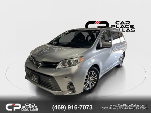 Used 2020 Toyota Sienna XLE FWD image 2
