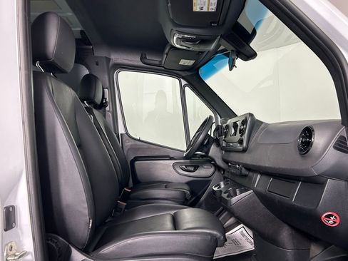 Used 2024 Mercedes-Benz Sprinter 2500 image 10