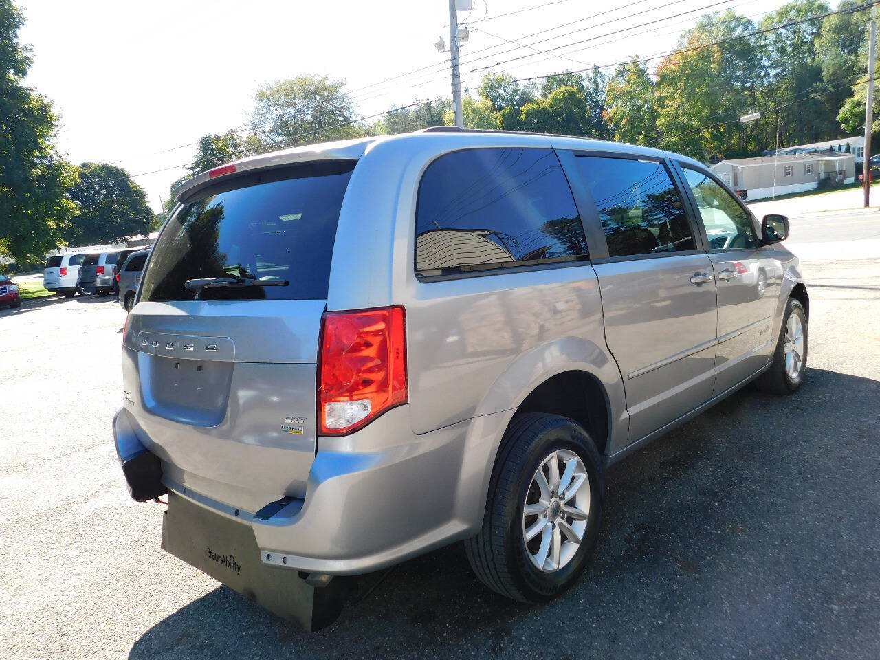 Used 2016 Dodge Grand Caravan SXT w/ Rear Park Assist Package FWD image 12