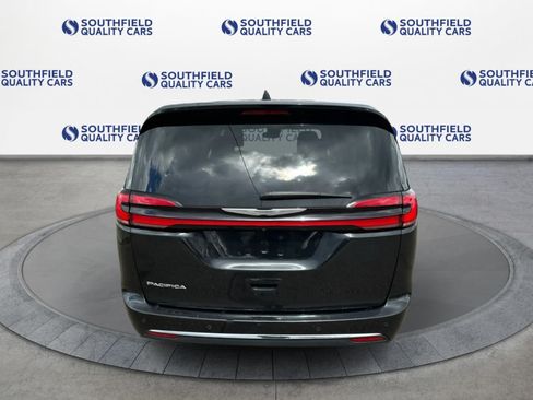 Used 2023 Chrysler Pacifica Touring-L FWD image 5