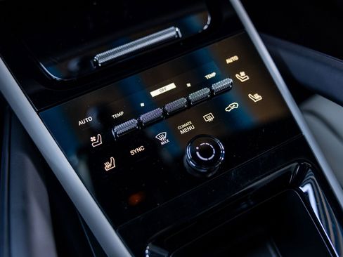 Certified 2025 Porsche Cayenne AWD/4WD image 61