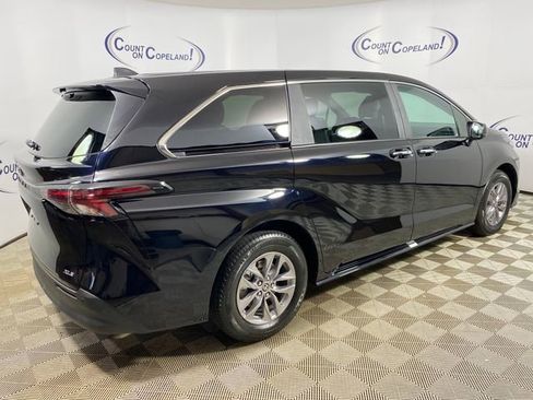 Used 2025 Toyota Sienna XLE image 8