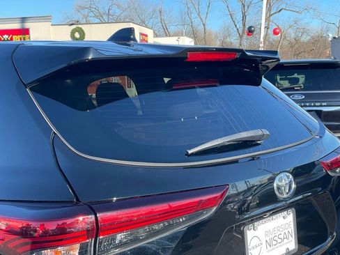 Used 2021 Toyota Highlander LE image 29