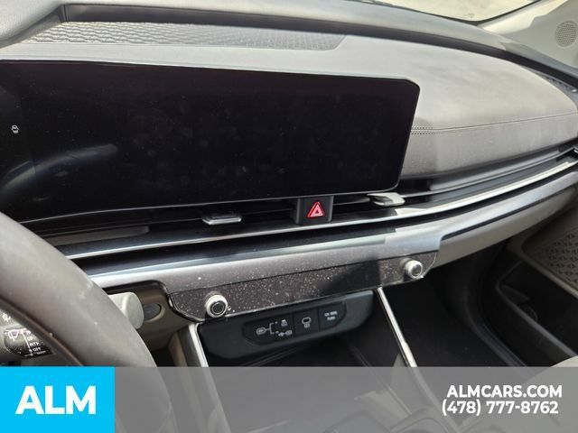 Used 2025 Kia Carnival FWD image 5