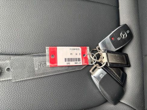 Used 2022 Mercedes-Benz GLB 250 4MATIC w/ Premium Package Lite image 13