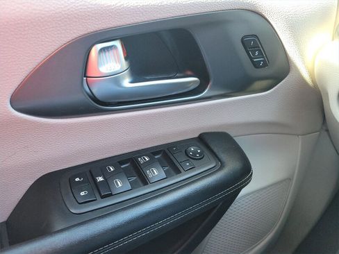 Used 2023 Chrysler Pacifica Touring-L image 28