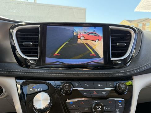 Used 2024 Chrysler Pacifica Touring-L FWD image 19