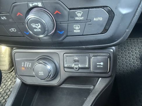 Used 2022 Jeep Renegade Latitude w/ Convenience Group image 20