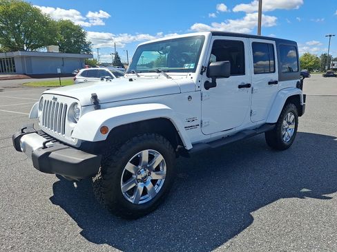 Used 2017 Jeep Wrangler Unlimited Sahara w/ Connectivity Group AWD/4WD image 3