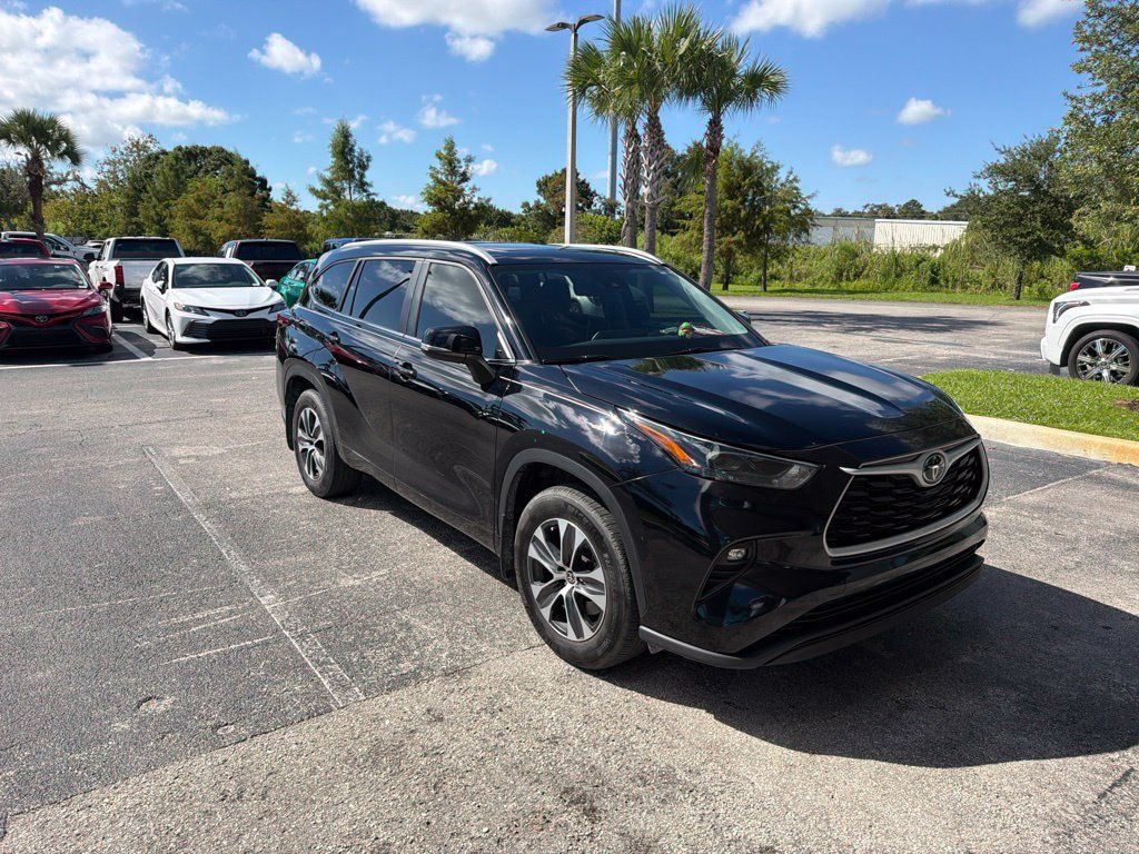 Used 2024 Toyota Highlander XLE FWD image 2