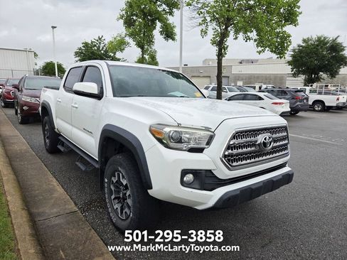 Used 2017 Toyota Tacoma TRD Off-Road w/ Premium & Technology Package AWD/4WD image 3