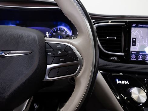 Used 2020 Chrysler Pacifica Limited image 30