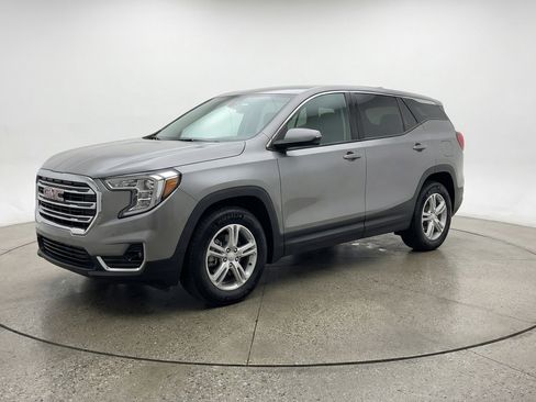 Used 2024 GMC Terrain SLE image 3