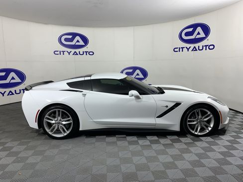 Used 2018 Chevrolet Corvette Stingray Coupe w/ 1LT RWD image 2