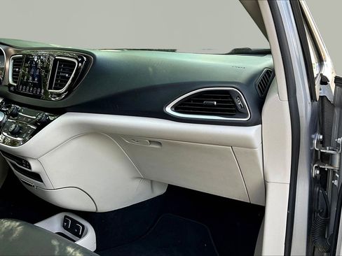Used 2018 Chrysler Pacifica Touring-L FWD image 25