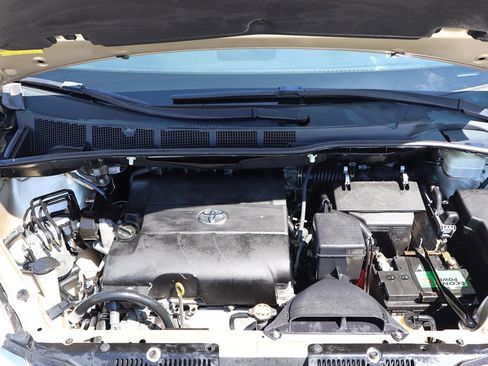 Used 2011 Toyota Sienna LE FWD image 36