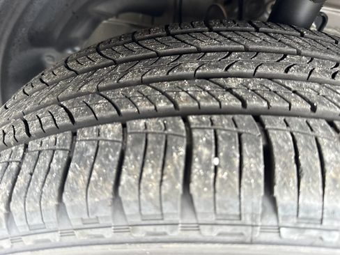Used 2025 Honda Pilot EX-L image 9