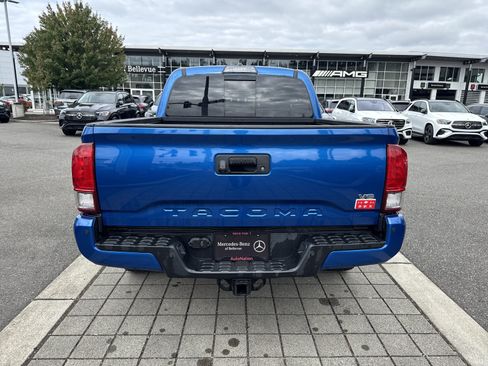 Used 2017 Toyota Tacoma TRD Off-Road w/ Premium & Technology Package AWD/4WD image 6