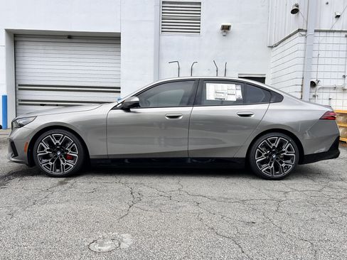 Used 2027 BMW i5 eDrive40 w/ M Sport Package RWD image 2