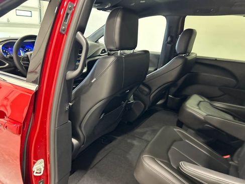 New 2026 Chrysler Pacifica Select image 30