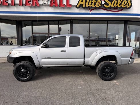 Used 2013 Toyota Tacoma 4x4 Access Cab V6 w/ SR5 Pkg image 2