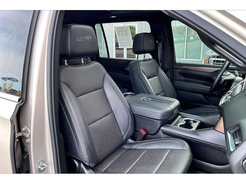 Used 2024 Chevrolet Suburban High Country AWD/4WD image 8