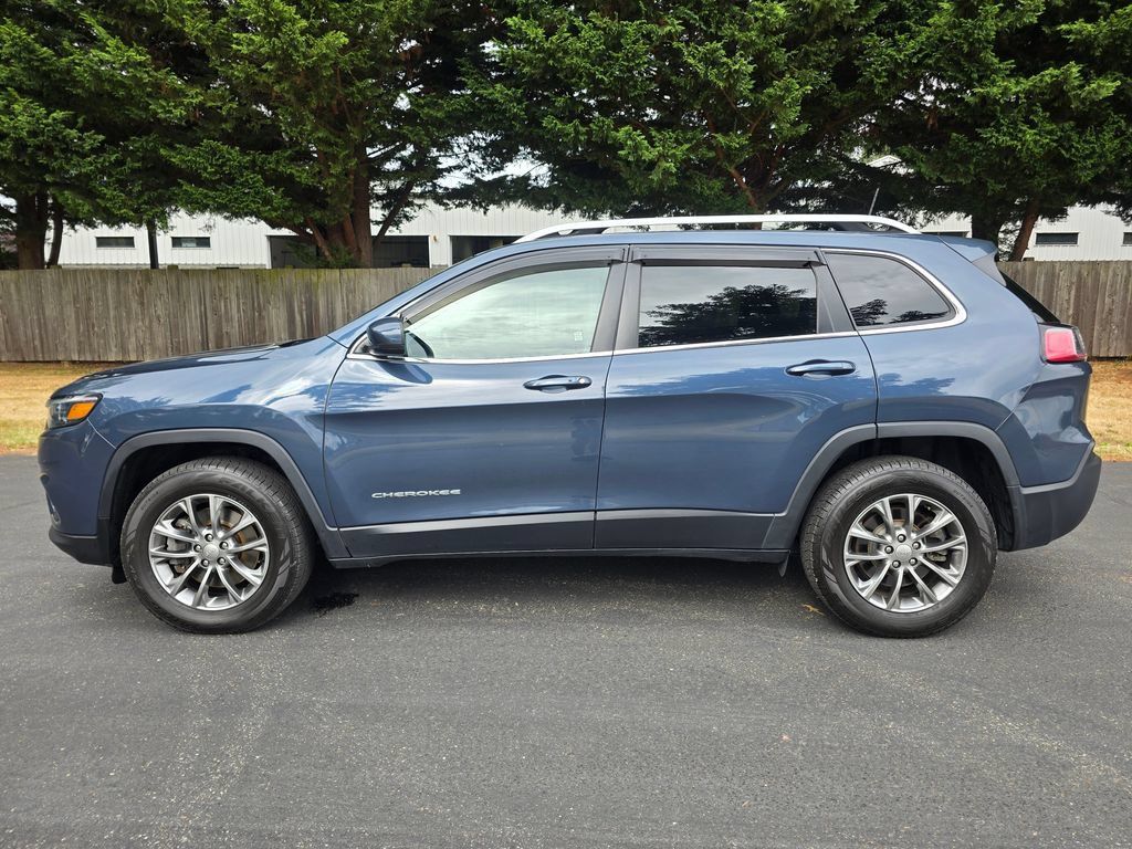 Used 2019 Jeep Cherokee Latitude Plus w/ Cold Weather Group AWD/4WD image 3
