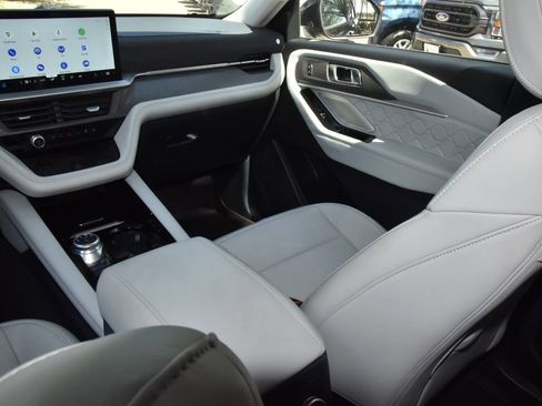 Certified 2025 Ford Explorer Platinum w/ Ultimate Package image 18