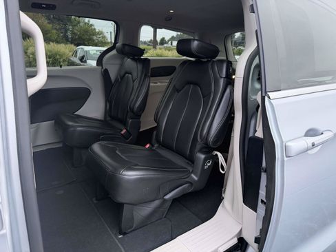 Used 2023 Chrysler Pacifica Touring-L FWD image 12