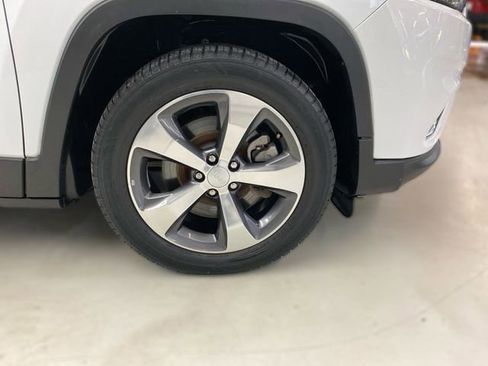 Used 2020 Jeep Cherokee Limited image 16