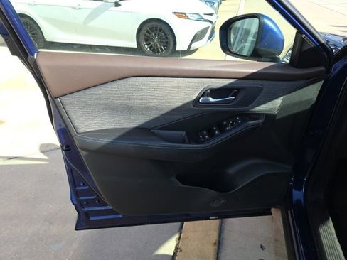 Used 2023 Nissan Rogue SV FWD image 11