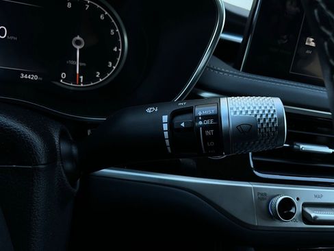 Used 2025 Genesis G70 2.5T image 36