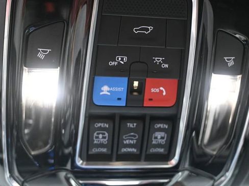 Used 2022 Jeep Grand Cherokee Overland w/ Advanced Protech Group III AWD/4WD image 17