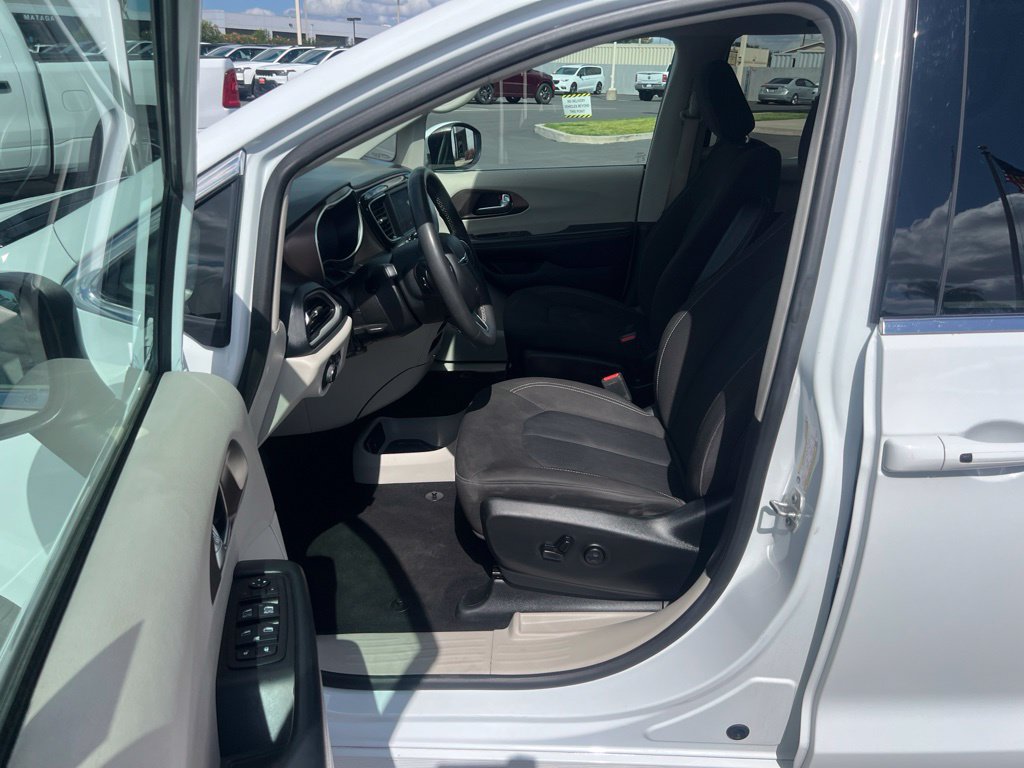 Used 2023 Chrysler Voyager LX FWD image 18