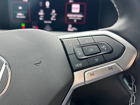 Used 2025 Volkswagen Tiguan SE FWD image 18