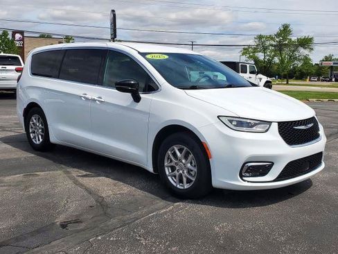 Used 2025 Chrysler Pacifica Select FWD image 2